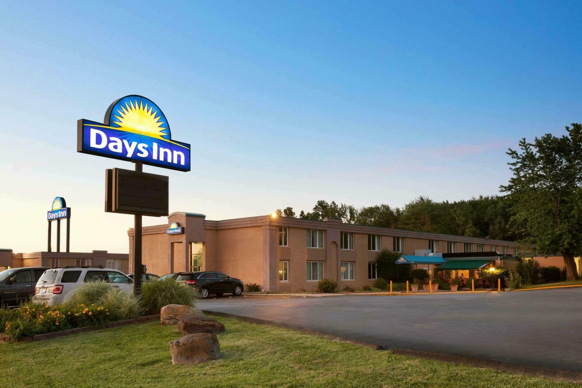 Days Inn By Wyndham Willoughby/Cleveland Экстерьер фото